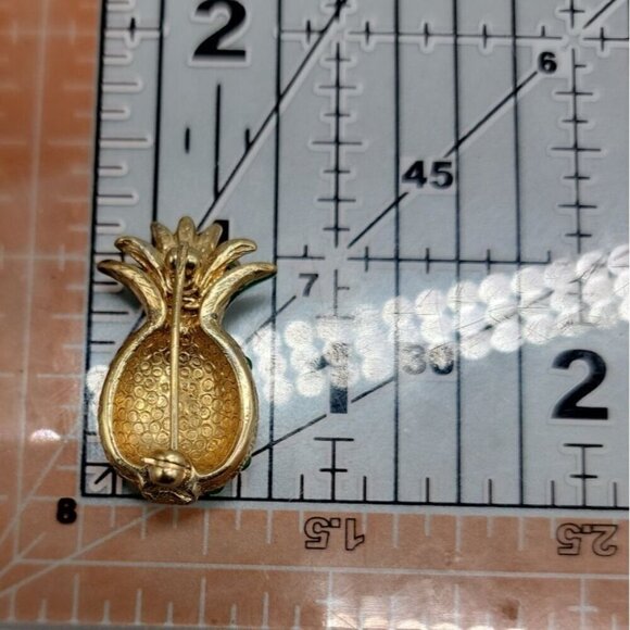 Ciner Rare Pineapple Brooch Green Cabachons 18k Gold Plated Book Piece Vintage - Picture 10 of 10